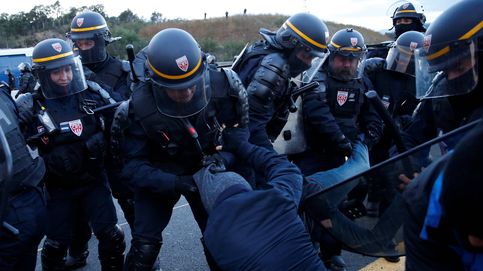 Gas lacrimógeno, cargas... Francia desaloja a los manifestantes de La Jonquera, en imágenes
