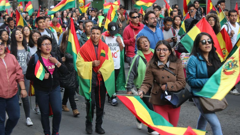 Foto: Foto de archivo: cientos de manifestantes marchan en rechazo al proceso electoral que devino en la reelección del presidente de Bolivia, Evo Morales, en La Paz (Bolivia). (EFE)