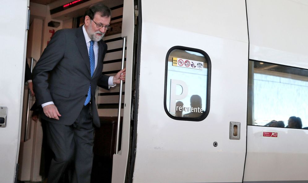 Foto: El presidente del Gobierno, Mariano Rajoy, baja del tren en la estación Joaquín Sorolla de València, antes de su salida hacia Castellón para presidir el acto inaugural de la línea de AVE. (EFE)