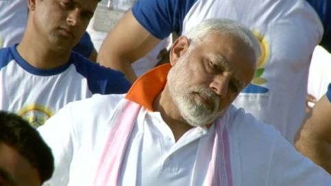 El primer ministro indio se apunta al yoga multitudinario