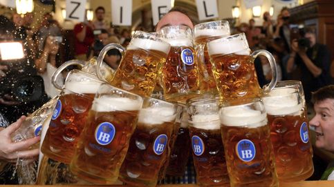 Un alemán bate el récord mundial transportando 29 jarras de cerveza a la vez