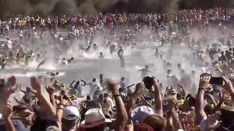 Zambullida multitudinaria en la fiesta del Charco en La Aldea, Gran Canaria