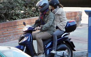 El temerario trayecto en moto de Rafa Medina y Laura Vecino