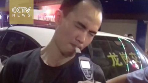 Este conductor chino iba borracho e hizo de todo para engañar al test de alcoholemia