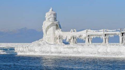 Vuelo sobre el faro de Saint Joseph congelado, en el lago Michigan