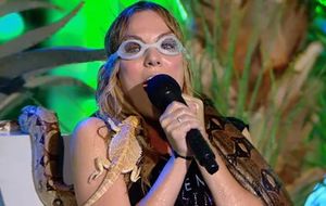 Edurne canta en una tormenta de reptiles en 'Killer karaoke'