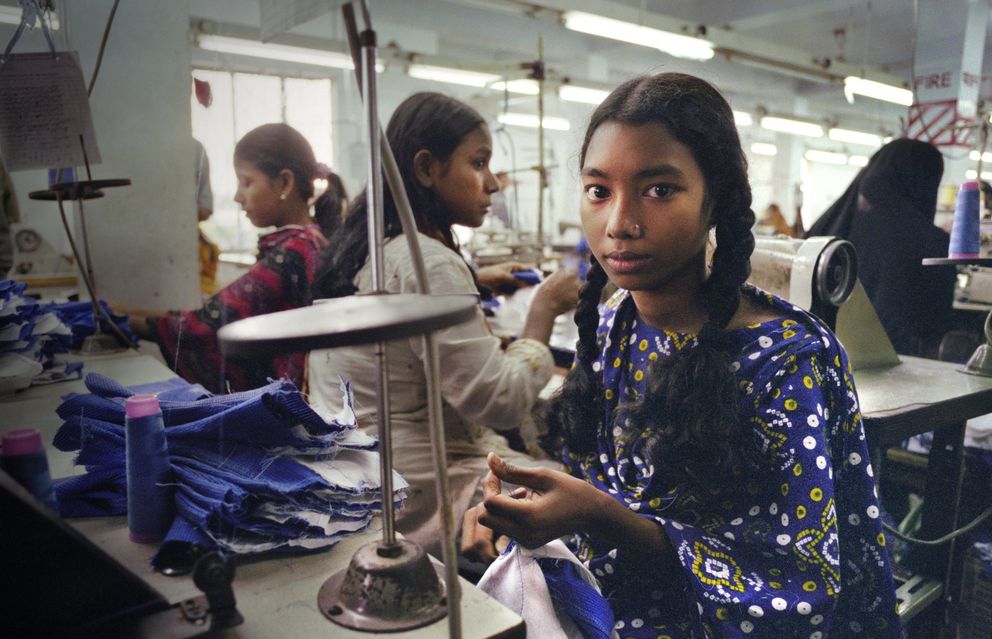 Foto: Una joven india trabajando en una de las fÃ¡bricas textiles de Tamil Nadu.