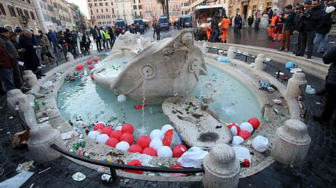 Los aficionados del Feyenoord arrasan la Plaza de España de Roma
