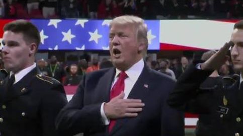 El vídeo que hace plantearse a los estadounidenses si Donald Trump se sabe o no el himno de su país