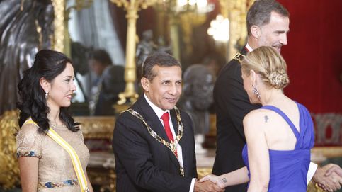 El tatuaje en el hombro de Cifuentes y otros detalles de la cena de gala en el Palacio Real