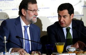 Rajoy se rodea de los suyos en la 'presentación' de Juanma Moreno, candidato a la Junta de Andalucía 