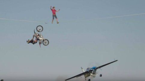Increíble vuelo acrobático: ¿qué pueden hacer juntos una moto, una avioneta y un equilibrista?