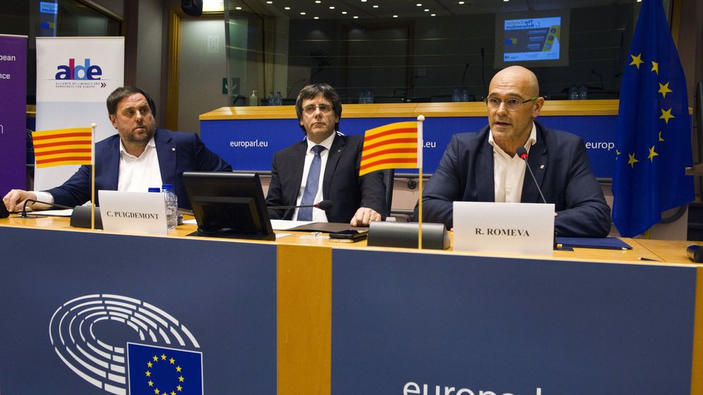 Foto: El expresidente de la Generalitat de Cataluña Carles Puigdemont, junto al exvicepresidente Oriol Junqueras y el 'exconseller' Raül Romeva, en las instalaciones del Parlamento Europeo.