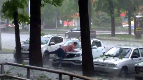 La insólita idea de esta mujer para proteger su coche del granizo: tumbarse sobre el capó y mover los brazos