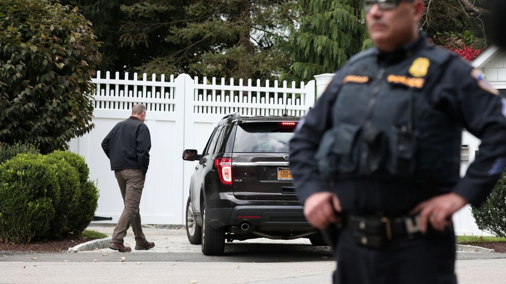 Foto: PolicÃ­as y curiosos frente a la residencia del matrimonio Clinton en Chappaqua, Nueva York, donde ayer apareciÃ³ uno de los paquetes bomba. (Reuters)