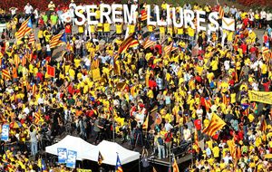 ANC y Òmnium llenan la plaza Catalunya