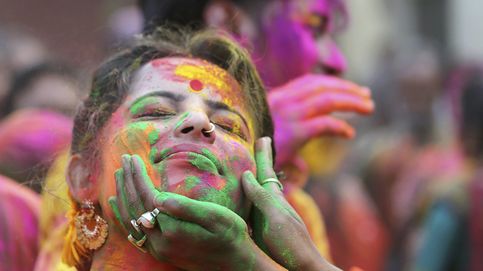 La colorida fiesta india que celebra la llegada de la primavera, en imágenes