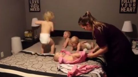 El vídeo de la supermamá que arrasa en Facebook: viste a la vez a sus trillizos y a su hija de dos años