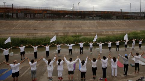 Clases de yoga en la frontera de EEUU con México contra el muro de Trump