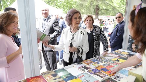 La Reina Sofía: una abuela que compra libros para sus nietos en la Feria del Libro