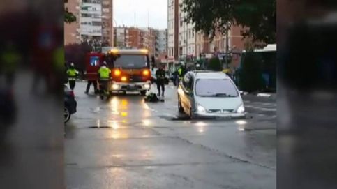 Un coche se queda atrapado en un socavón en Madrid
