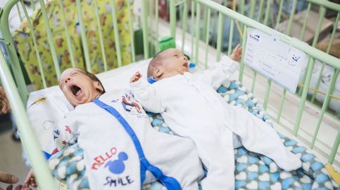 Miles de pares de gemelos se reúnen en un festival en China