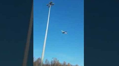 ¿Qué hace este avión parado en el cielo?