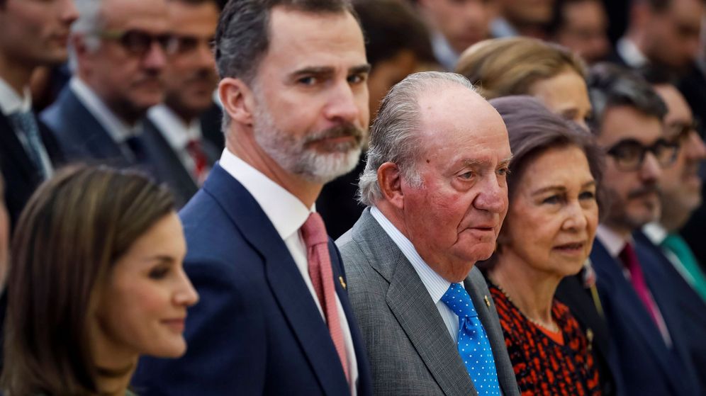 Foto: Los Reyes Felipe VI y Letizia, junto a los Reyes eméritos. (EFE)