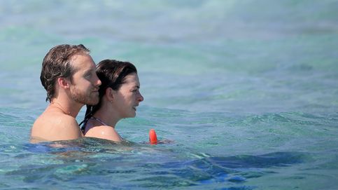 Anne Hathaway y su marido, romántica jornada marinera en Ibiza