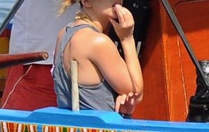 Scarlett Johansson, de vacaciones con amigos por las playas de Sicilia