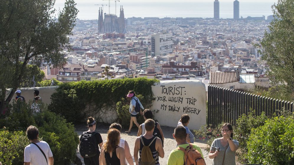 Foto: Un grupo de turistas pasea por los alrededores del Parque GÃ¼ell de Barcelona, donde aparecieron pintadas contrarias al turismo masificado. (EFE)