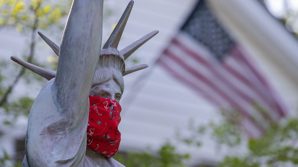 Foto: Una réplica de la Estatua de la Libertad ataviada con un pañuelo de tela. (EFE)