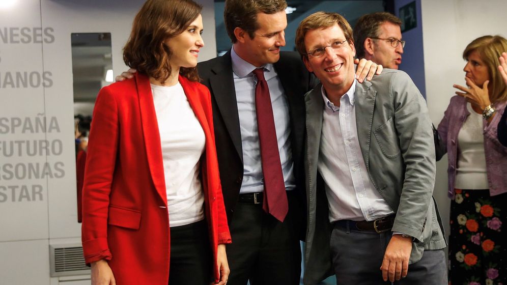 Foto: El presidente nacional del PP, Pablo Casado (c), posa con los candidatos del partido al ayuntamiento de la capital y a la Comunidad de Madrid, José Luis Martínez-Almeida e Isabel Díaz Ayuso. (EFE)