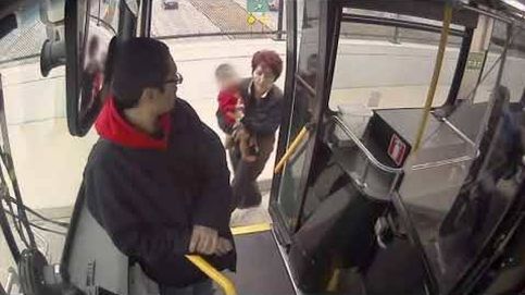 Una conductora de autobús rescata a un bebé perdido en la calle