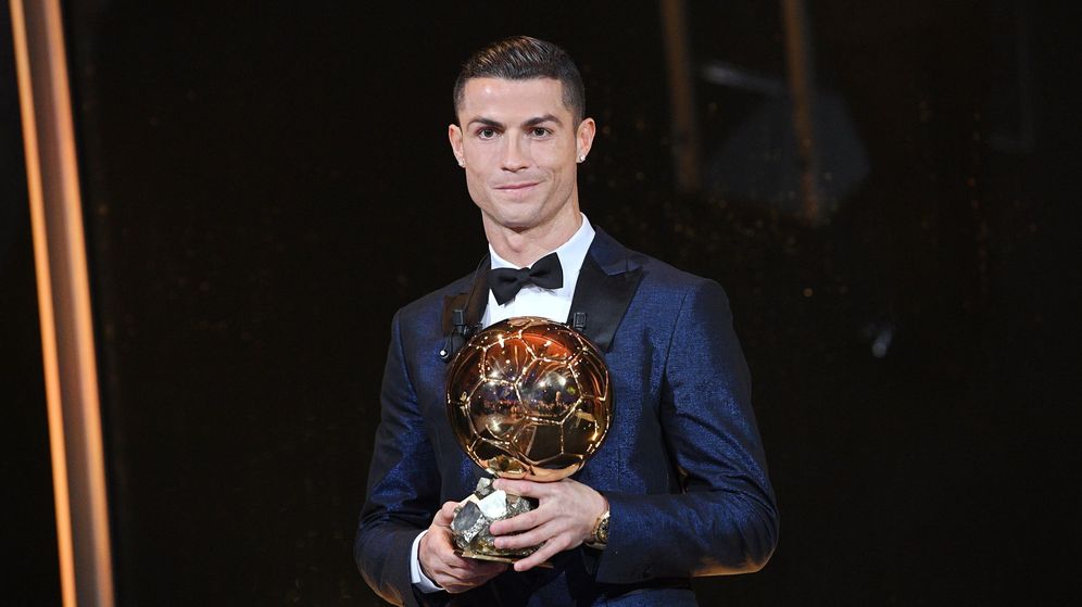 Foto: Cristiano Ronaldo recibe su quinto Balón de Oro. (EFE)