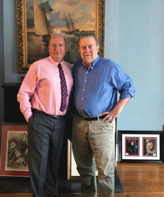 Foto: Bardají y Bannon, el pasado viernes, en la casa del segundo en Washington, la misma finca que antes albergaba la sede de Breibart. (EC)