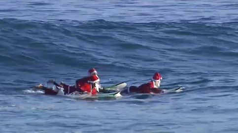 Sorprenden a Papá Noel surfeando en Las Palmas