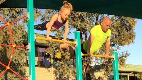 El simpático padre que imita a su hija haciendo gimnasia rítmica