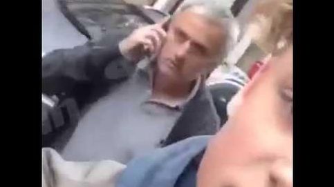 Mourinho empuja a un niño que le grababa con el móvil
