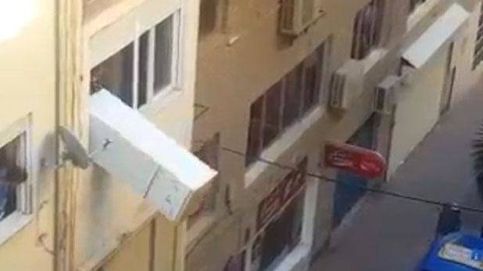 La casa por la ventana... literalmente: tira a la calle un frigorífico en Motril, Granada