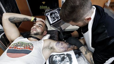 Tatuajes en Pamplona y una postal gigante en Suiza: el día en fotos