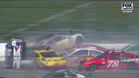 Espectacular accidente en la NASCAR