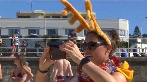 Cientos de personas celebran la Navidad en las playas de Sidney