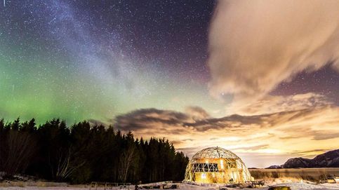 ¿Cómo vive una familia en el Círculo Polar Ártico en una casa con una cúpula geodésica solar?