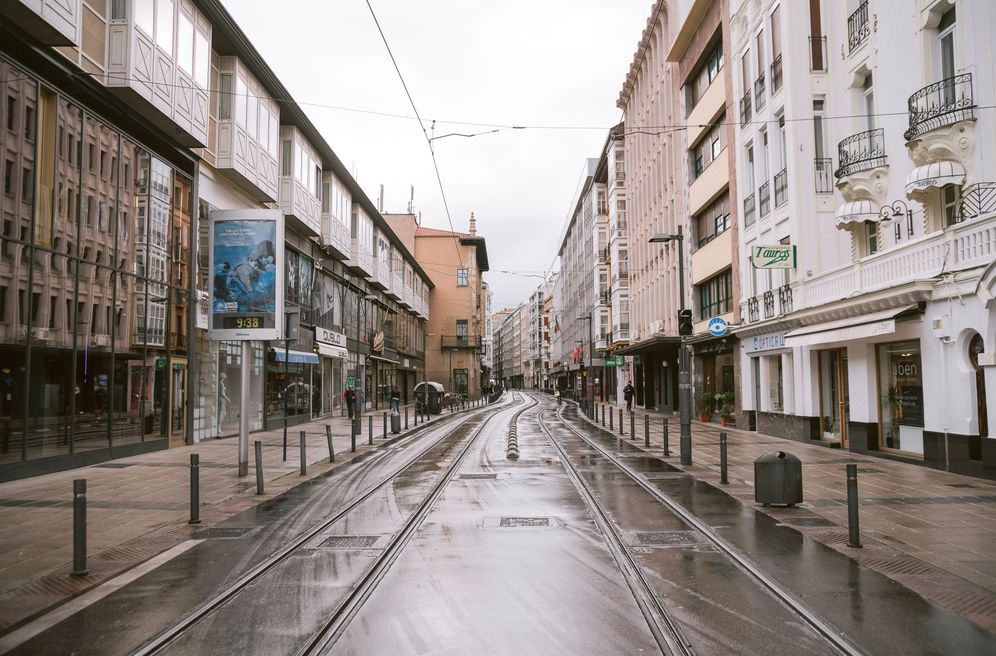 Foto: Una céntrica calle de Vitoria sin apenas movimiento este viernes. (EFE)