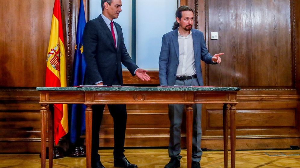 Foto: Sánchez e iglesias firman el programa de su futuro gobierno de coalición. (EFE)