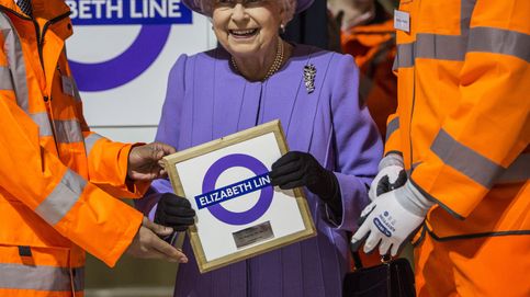 Isabel II, una reina 'mind the gap' en el Metro de Londres