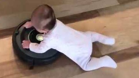 El bebé que recorre su casa montado en un aspirador
