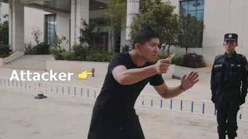 Este es el truco infalible de la Policía china para reaccionar cuando te atraquen con arma blanca