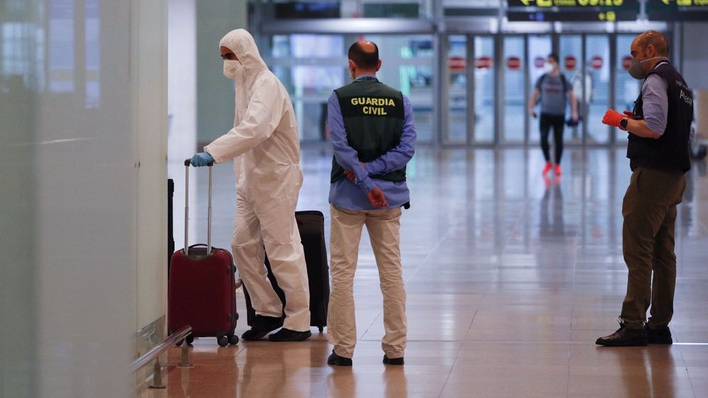 Foto: Viajeros procedentes de Ámsterdam llegan al aeropuerto de El Prat. (EFE)
